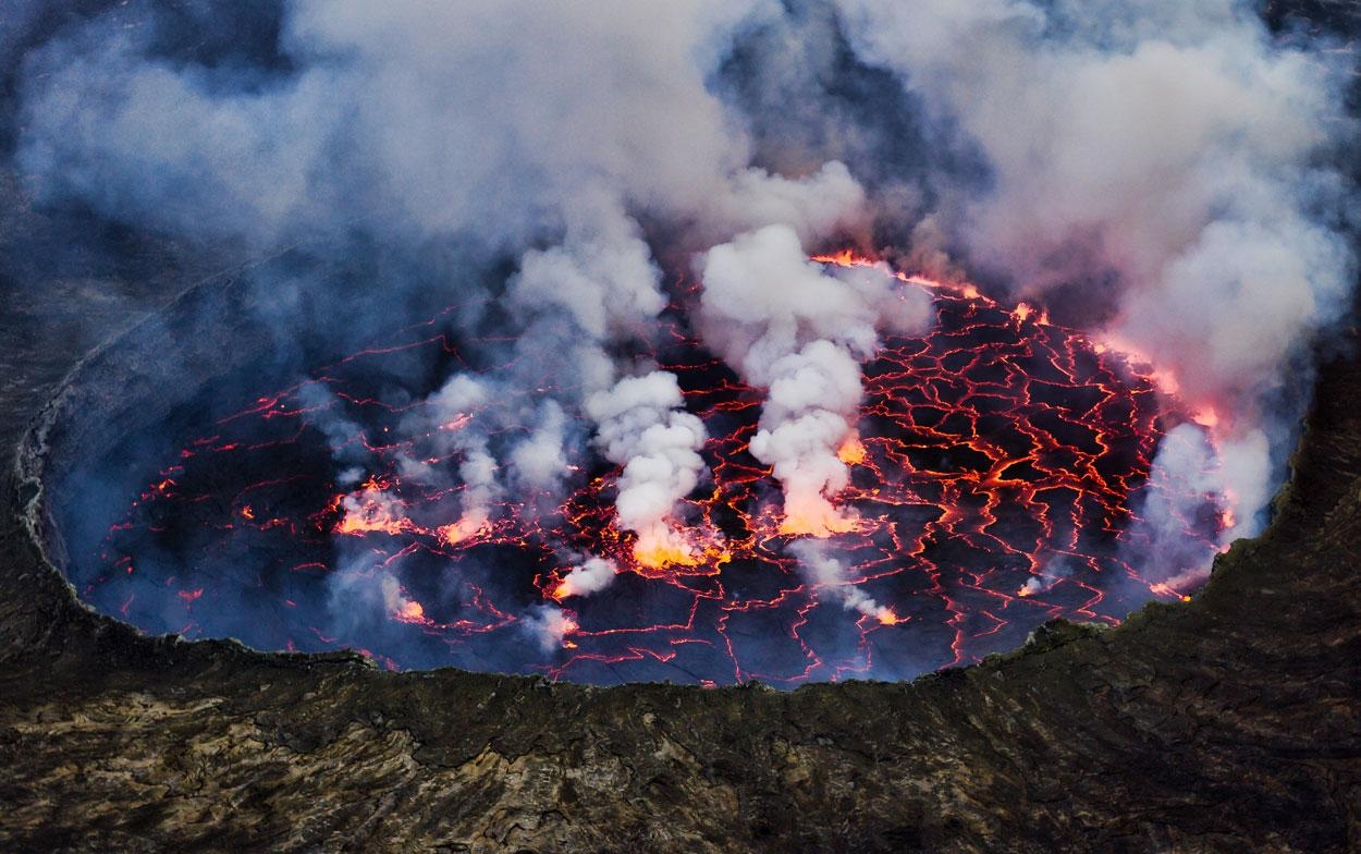 ヴィルンガ国立公園, ニラゴンゴ火山, DRC, 自然