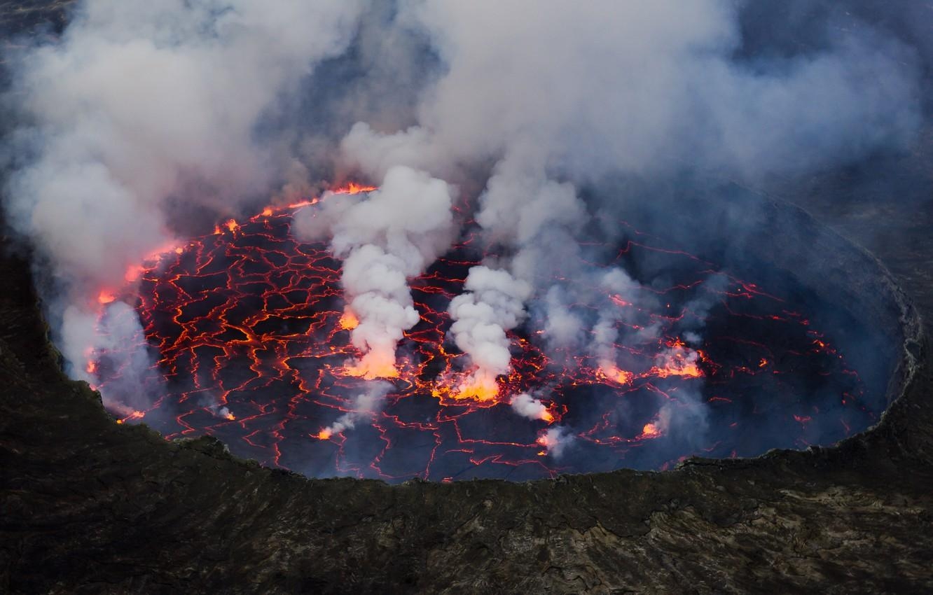 湖, 溶岩, 成層火山, ニラゴンゴ山